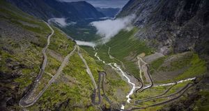 挪威蜿蜒崎岖的山地公路 -- Rainer Mirau/Mauritius/Photolibrary &copy; (Bing China)