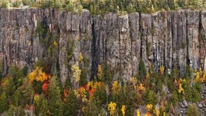 Ouimet Canyon near Thunder Bay (© plainpicture/Design Pics/Susan Dykstra)(Bing Canada)