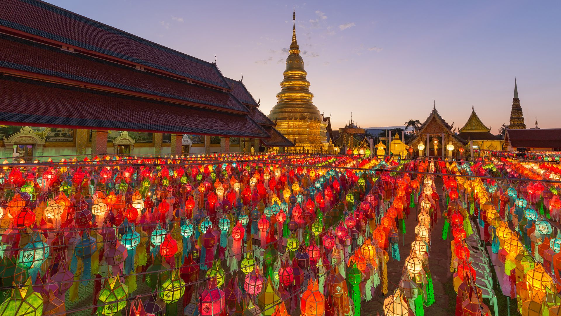 Lanterne colorate al tempio di Wat Phra That Hariphunchai, Lamphun, Thailandia