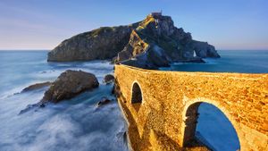 ｢サン・フアン・デ・ガステルガチェ教会｣スペイン, バスク地方 (© Mimadeo/Shutterstock)(Bing Japan)