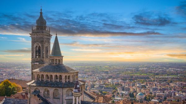 Vista di Bergamo Alta durante il tramonto, Lombardia, Italia