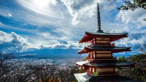 ｢忠霊塔と富士山｣山梨, 富士吉田市 (© Adulsak Srithilah/Alamy)(Bing Japan)