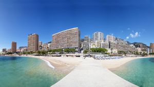 Panorama de la plage du Larvotto à Monaco (© Adam Bennie/Getty Images)(Bing France)