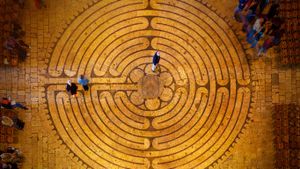 Labyrinth in der Kathedrale von Chartres, Frankreich (© Sylvain Sonnet/Getty Images)(Bing Deutschland)