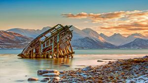 靠近挪威特罗姆瑟的沉船残骸 (© Daniel Osterkamp/Getty Images)(Bing China)