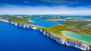 特拉斯契卡自然公园悬崖，杜吉奥托克岛，克罗地亚 (© Ilija Ascic/Shutterstock)(Bing China)