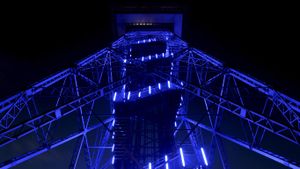 Berliner Funkturm mit blauer Illumination (© imageBROKER/REX/Shutterstock)(Bing Deutschland)