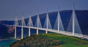 「ミヨー橋」フランス, タルン川渓谷 -- SIME/eStock Photo &copy; (Bing Japan)