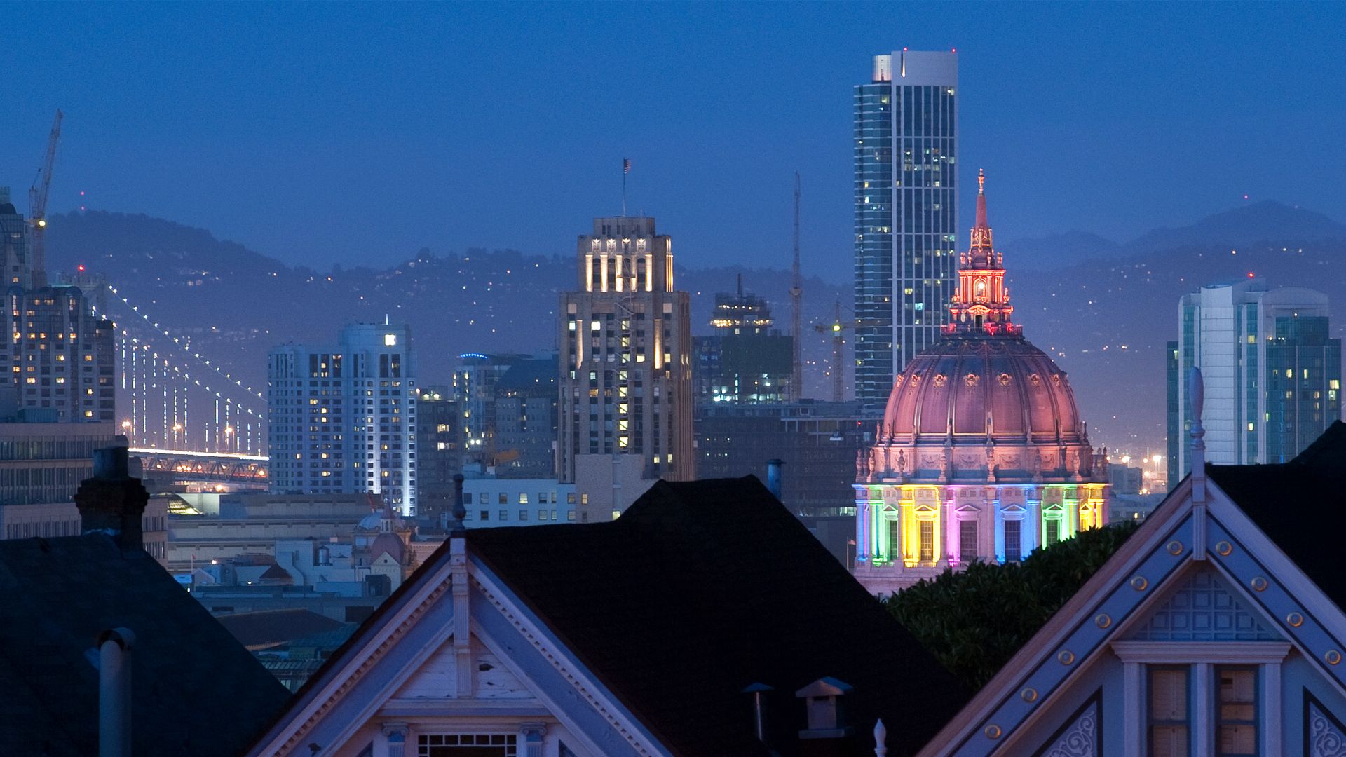 Il centro civico di San Francisco illuminato con luci arcobaleno per il Pride, California, USA