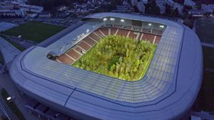 Installation de Klaus Littmann « POUR LES FORÊTS : Une attraction naturelle sans fin » dans le stade de Wörthersee, Klagenfurt, Autriche (© UNIMO)(Bing France)