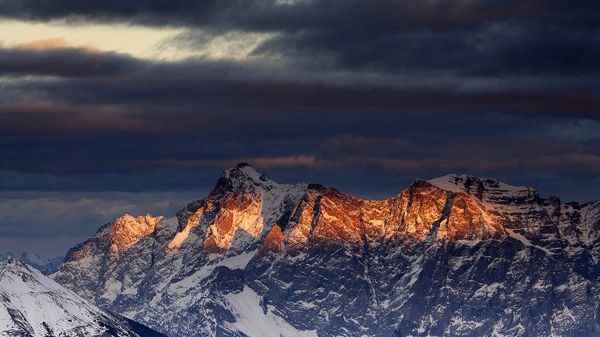 Blick von Berwang, Tirol, Österreich auf die Zugspitze im letzten Abendlicht