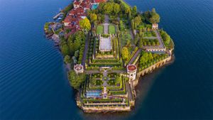 Isola Bella, Lake Maggiore, Piedmont, Italy (© Massimo Ripani/eStock Photo)(Bing United States)