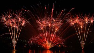 Display of fireworks at the Montreal Fireworks Festival (© McPhoto/Burch/Alamy)(Bing Canada)