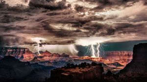Orage au-dessus du parc national du Grand Canyon, Arizona, États-Unis (© Scott Stulberg/Corbis)(Bing France)