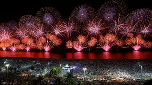 New Year's Eve fireworks over Copacabana Beach, Rio de Janeiro, Brazil (© Wagner Meier/Getty Images)(Bing United States)