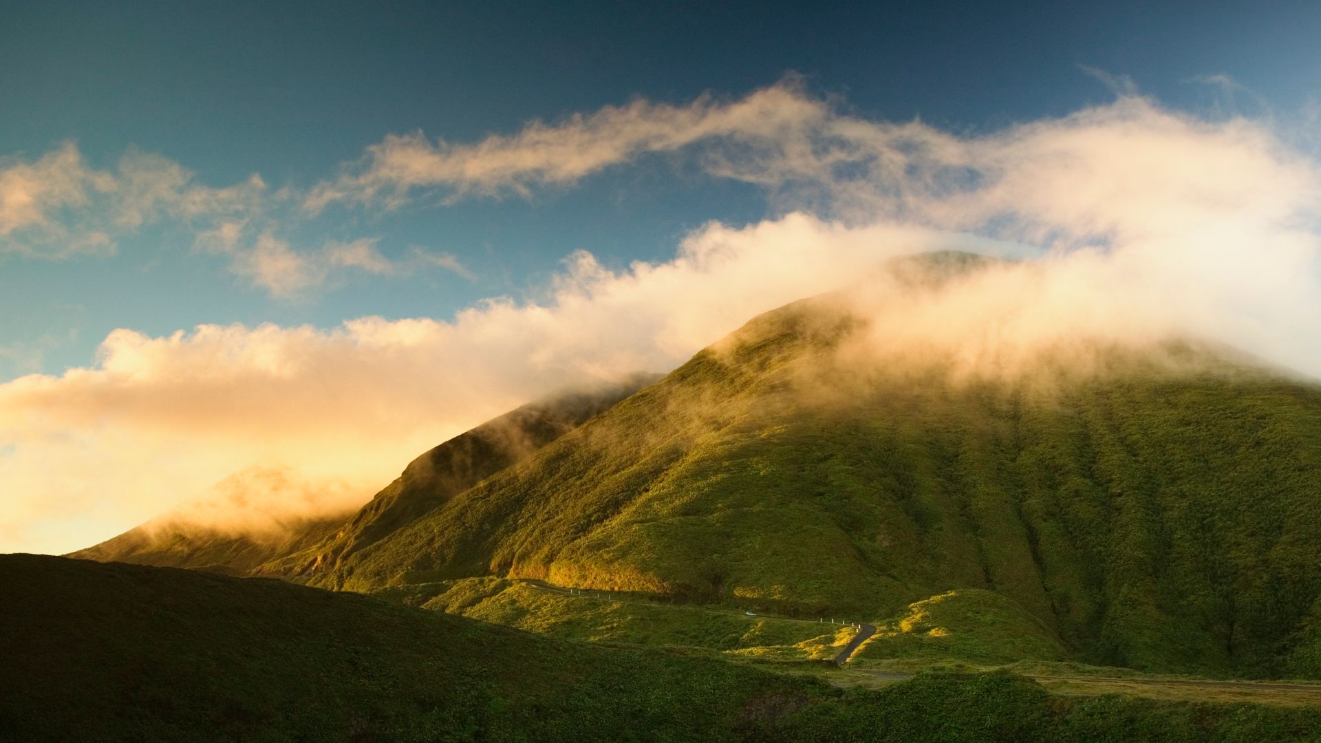 Antilles françaises, Guadeloupe, brume sur le volcan de la Soufrière
