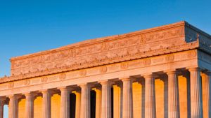 Detail of the Lincoln Memorial, Washington, DC (© Walter Bibikow/Danita Delimont)(Bing United States)