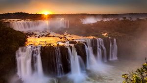 Iguazú Falls, Foz do Iguaçu, Paraná, Brazil (© Marcio Cabral/Minden Pictures)(Bing New Zealand)