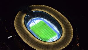 Nächtliche Luftaufnahme des Olympiastadions in Berlin (© euroluftbild.de/Vario Images/Age Fotostock)(Bing Deutschland)