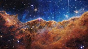 船底星云中的宇宙悬崖 (© NASA, ESA, CSA, and STScI)(Bing China)