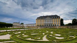 Schloss Augustusburg, Brühl, Nordrhein-Westfalen, Deutschland (© H. & D. Zielske/LOOK/Alamy)(Bing Deutschland)