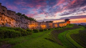 Alte Stadtmauer der Festung Hwaseong, Suwon, Südkorea (© aomam/Getty Images)(Bing Deutschland)