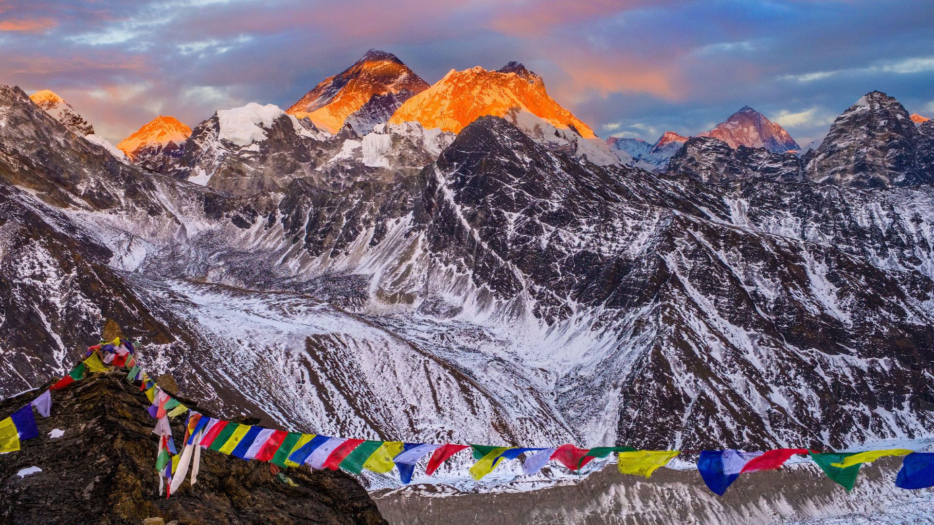 La vetta del Monte Everest al tramonto, vista da Renjo La, Nepal