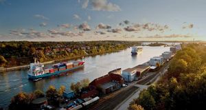 Containerschiffe auf dem Nord-Ostsee-Kanal bei Kiel in Schleswig-Holstein (© Arnt Haug/LOOK-foto/Photolibrary) &copy; (Bing Germany)