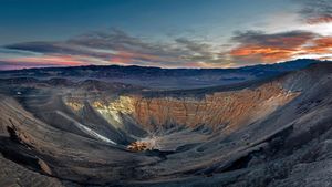 死亡谷国家公园里的优比喜比火山口，加利福尼亚州 (© Albert Knapp/Alamy)(Bing China)