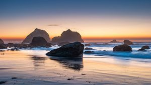 Stacks près de Wilson Creek Beach, False Klamath Cove, Parc national et parcs d’État de Redwood, Californie, États-Unis (© benedek/Getty Images)(Bing France)