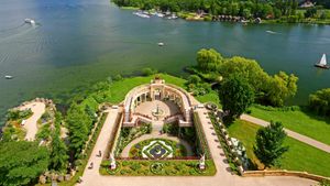 Orangerie des Schweriner Schlosses am Schweriner See, Schwerin, Mecklenburg-Vorpommern (© Gunter Grafenhain/eStock Photo)(Bing Deutschland)