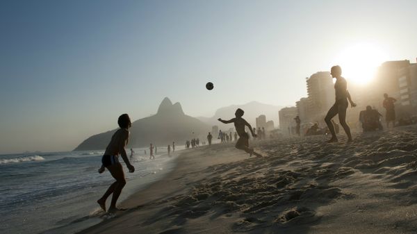 Football sur la plage de Rio de Janeiro, Brésil