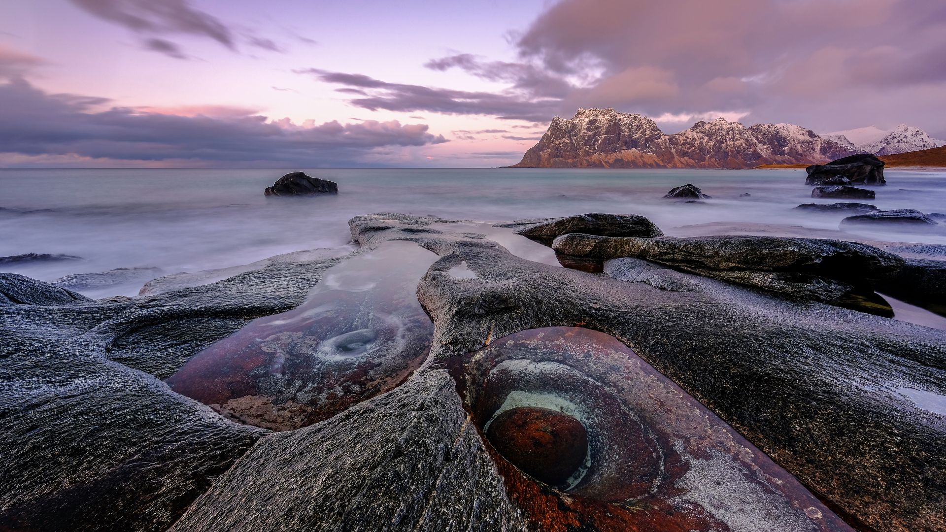 Formazione rocciosa Dragon's Eye, spiaggia di Uttakleiv, Norvegia