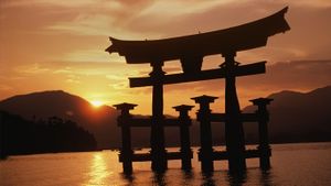 ｢厳島神社の日の出｣広島, 宮島 (© Rita Ariyoshi/Panorama Stock)(Bing Japan)