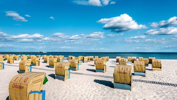 Strandkörbe am Ostseestrand von Grömitz, Schleswig‑Holstein