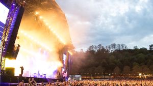 Foule lors d’un concert au festival Rock en Seine le 31 août 2015, Domaine national de Saint-Cloud (© Christian Bertrand/Alamy Stock Photo)(Bing France)