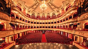 Teatro Nacional, Cluj-Napoca, Rumanía (© Thomas Mueller/Shutterstock)(Bing España)