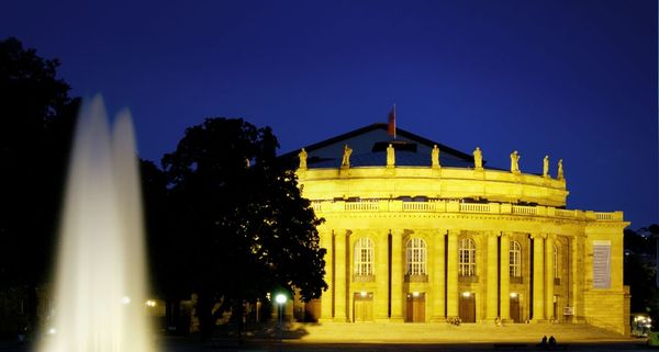 Das Opernhaus des Stuttgarter Staatstheaters im Licht der Scheinwerfer