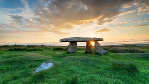 Lanyon Quoit, a Neolithic dolmen in Cornwall, England (© Helen Hotson/Alamy)(Bing United Kingdom)