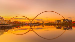 ｢インフィニティー橋｣イギリス, ストックトン＝オン＝ティーズ (© Robert Smith/Alamy)(Bing Japan)