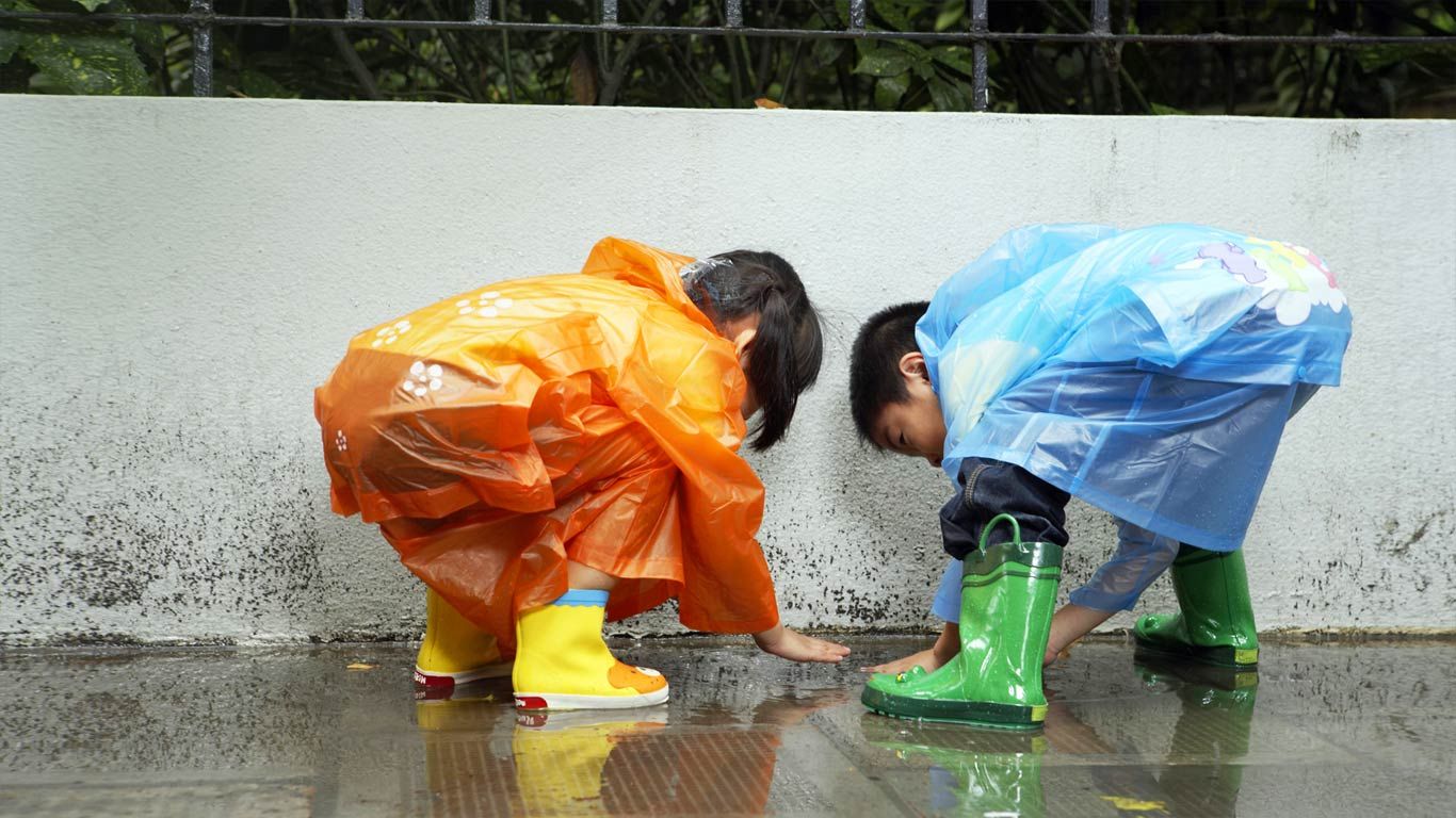 穿着雨衣的儿童