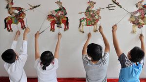 【六一儿童节】中国沈阳，蒲河小学的学生在排练皮影戏 (© epa european pressphoto agency b.v./Alamy Stock Photo)(Bing China)