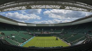 Ground View of Centre Court, Wimbledon Tennis Championships, A.E.L.T.C, London, Britain (© Mark Greenwood/Ips/Shutterstock)(Bing United Kingdom)
