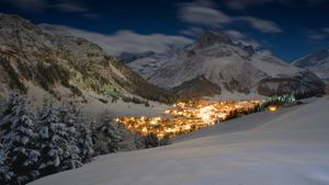｢レッヒ村｣オーストリア, チロル州 (© Michael Turek/Gallery Stock)(Bing Japan)