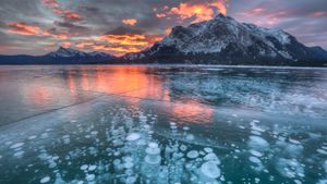 Abraham Lake, Alberta, Canada (© Basic Elements Photography/Getty Images)(Bing Canada)