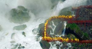 纽约州尼亚加拉大瀑布，新娘面纱瀑布“风中洞穴”之旅 (© age fotostock/SuperStock) &copy; (Bing China)