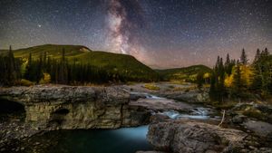 Milky Way over the Elbow River, Alberta, Canada (© Alan Dyer/Getty Images)(Bing Australia)