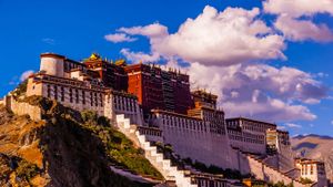 西藏拉萨布达拉宫 (© Blaine Harrington III/Alamy)(Bing China)
