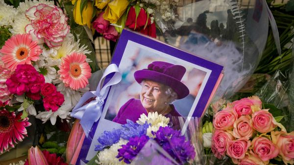 Omaggi floreali lasciati a Londra, in Inghilterra, dopo la morte della regina Elisabetta II