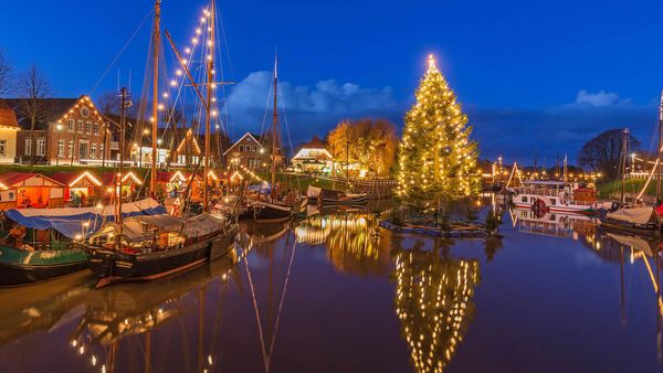 Schwimmender Weihnachtsbaum im Museumshafen Carolinensiel, Niedersachsen